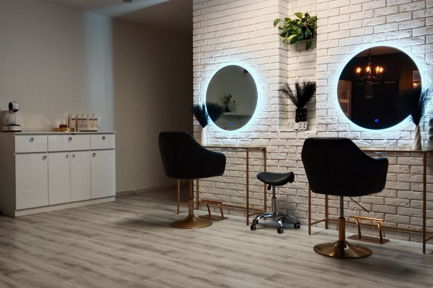 Stanowiska fryzjerskie w salonie Glam Factory w Szczecinie